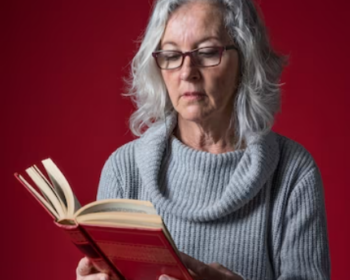 Donna anziana che legge un libro