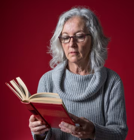 Persona adulta che legge un libro