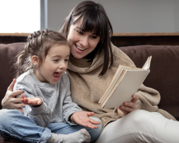 madre che legge un libro alla figlia