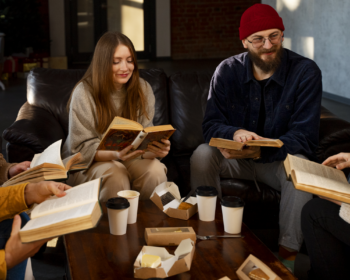 Gruppo di persone che si divertono a leggere ad alta voce.