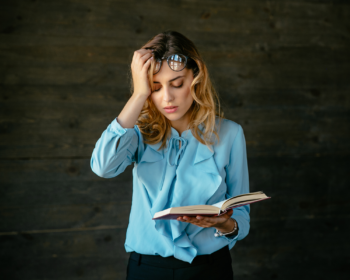 Immagine che ritrae persona depressa che affronta la lettura ad alta voce