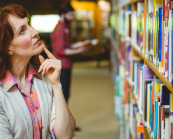 donna di fronte ad uno scaffale di libri