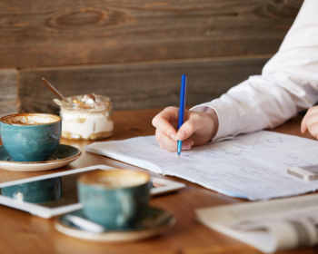 mano che scrive su un quaderno