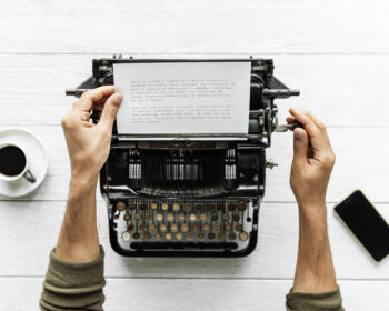 veduta aerea di un uomo che scrive su una macchina da scrivere retro