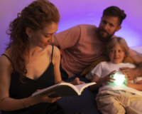 famiglia che legge un libro