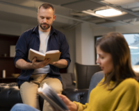 coppia che legge ciascuno il proprio libro