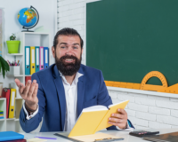 Immagine di docente in lettura ad alta voce