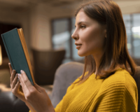 ragazza che legge un libro