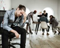 persona seduta in preda ad un attacco d'ansia